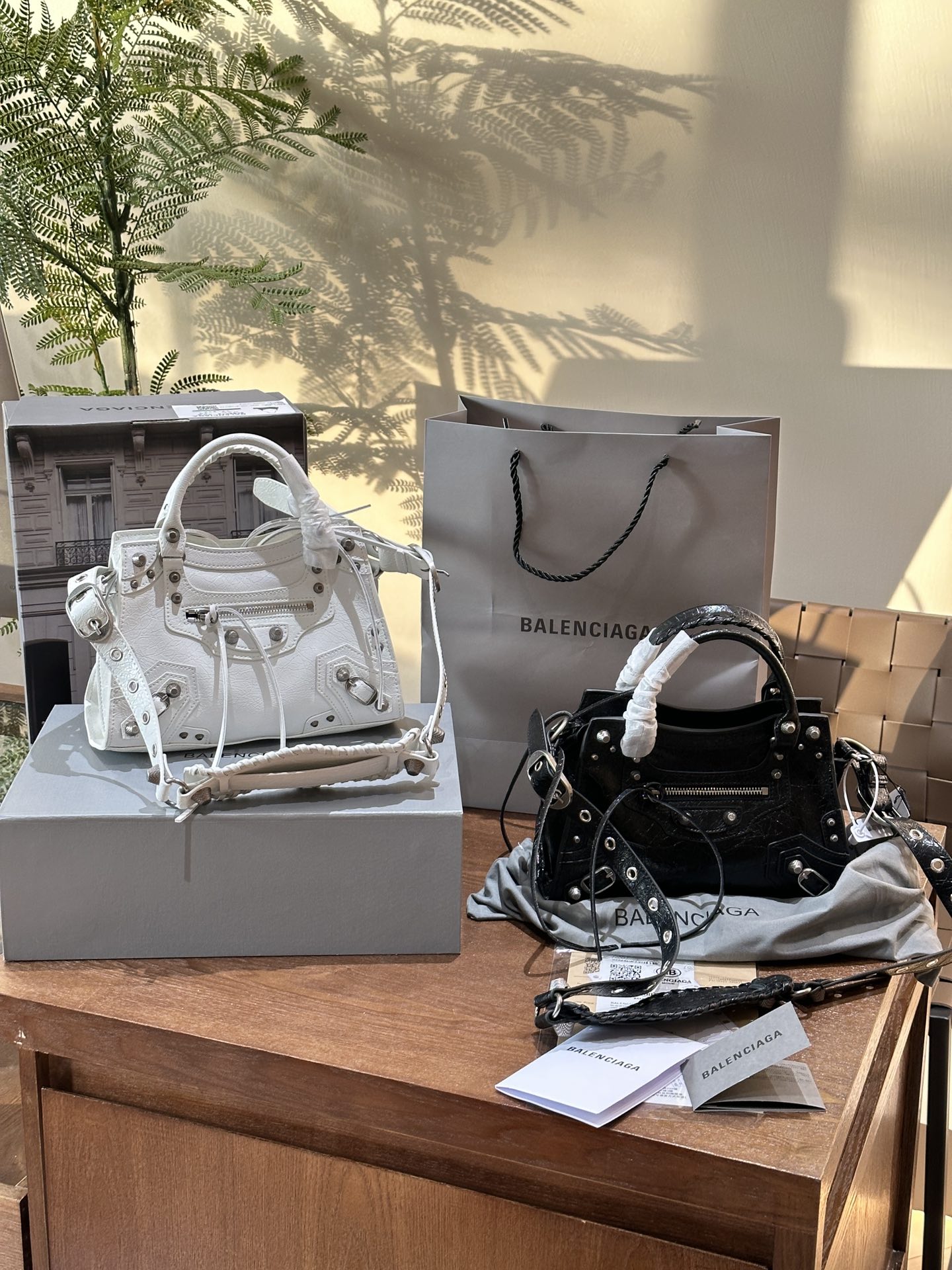 The original cowhide Balenciaga mini citi bought is a black silver ingot, which can be carried cross-body, side-carried, or hand-held. It is more portable. If you carry it, you will be the most fashionable girl. The 25cm sample in the picture is the actual delivery.