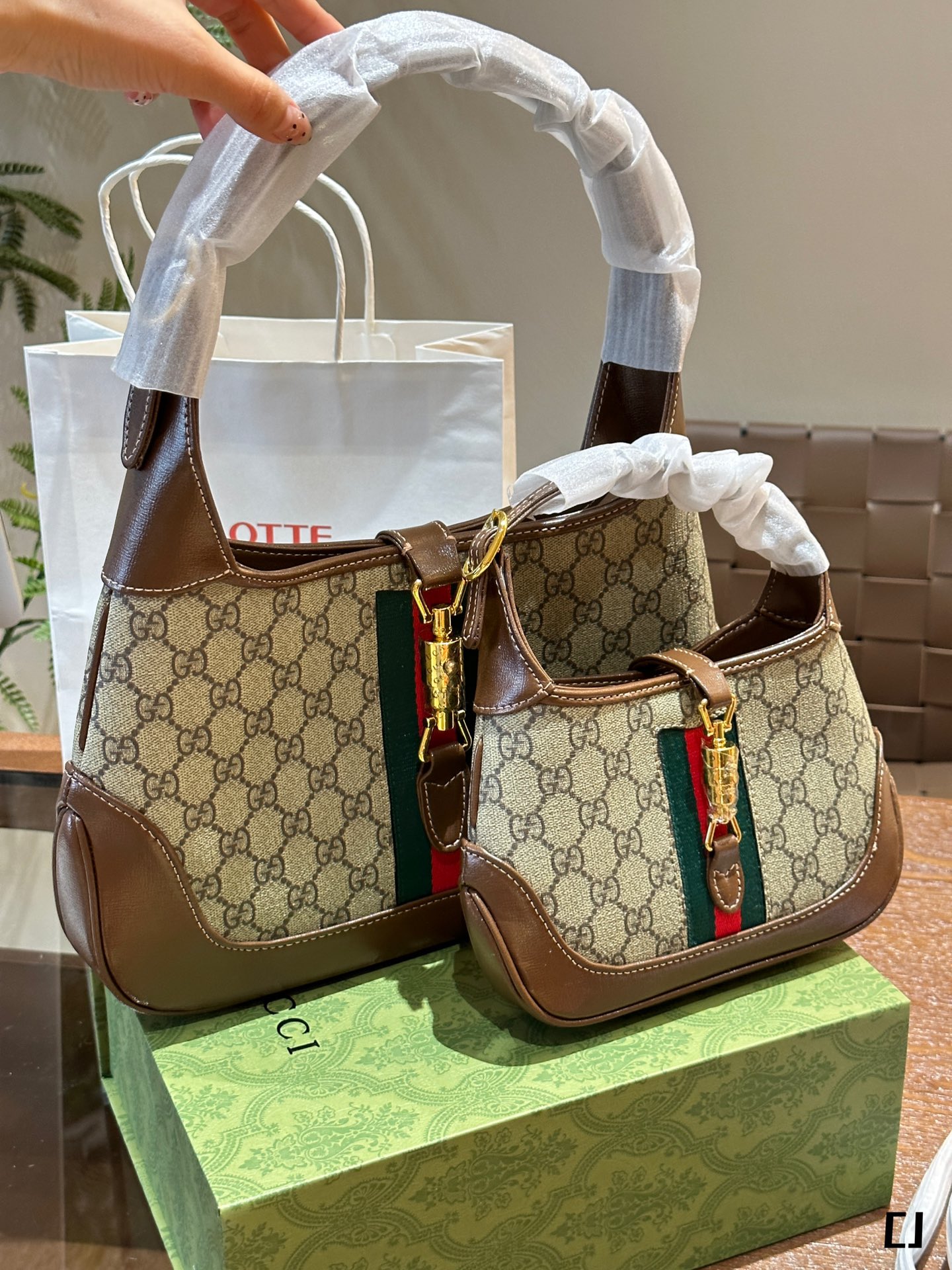 Gucci1961 Jackie nimi bag Web ribbon + Presbyopia Logo canvas printing + Brown leather trim is super practical. 20cm 26cm The sample in the picture is the shipping entity
