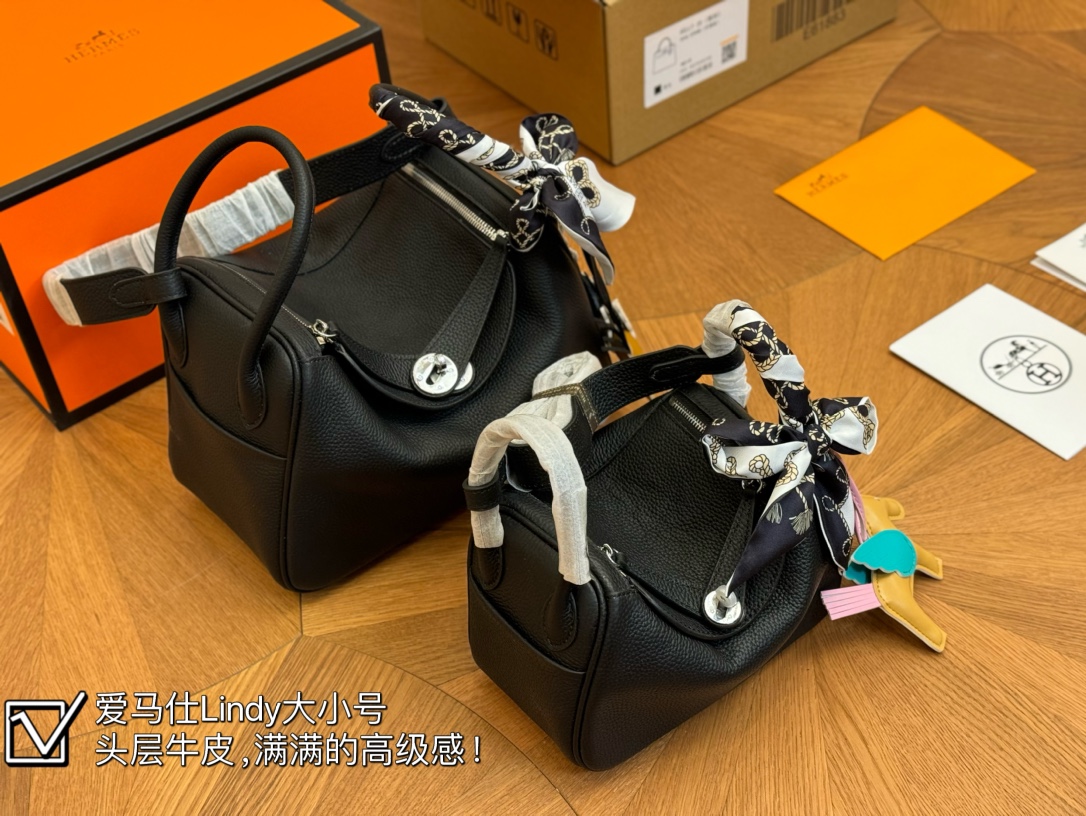 Top matching complete package size: 26*18cm 19*13cm Hermès Lindy silver buckle made of first-layer calfskin‼ ️ Customized hardware & semi-hand-sewn saffi thread ⚠️Free silk scarf pony pendant The sample in the picture is the actual delivery