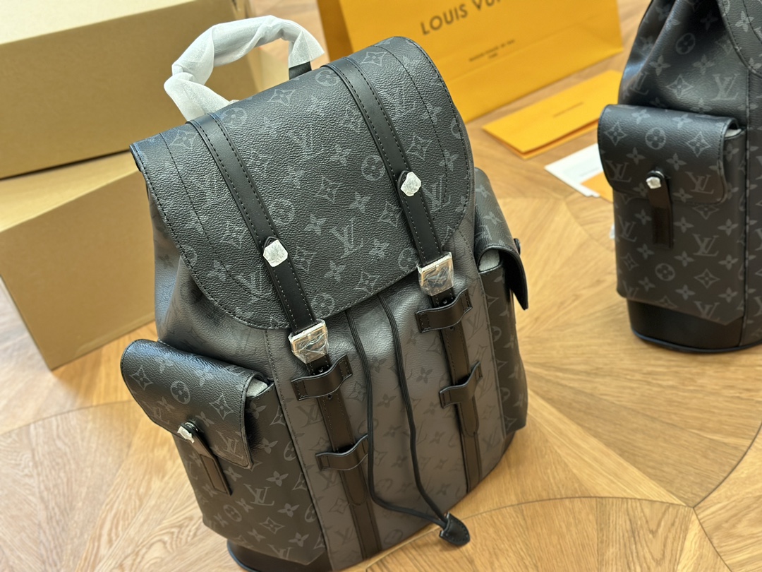 Top quality original LV backpack… ⚠️Classic fabric, super nice feel, calm and generous! You can’t choose wrong! Size: 33*43 The sample in the picture is the shipping entity