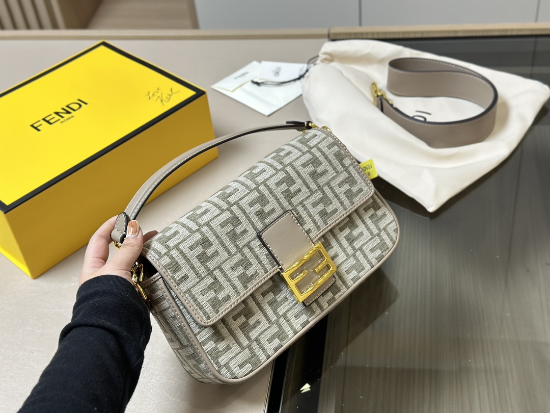 Top-quality original, good-looking, with folding box. Size: 2515cm Fendi Baguette. One-shoulder or cross-body is not a problem. The sample in the picture is the shipping entity.