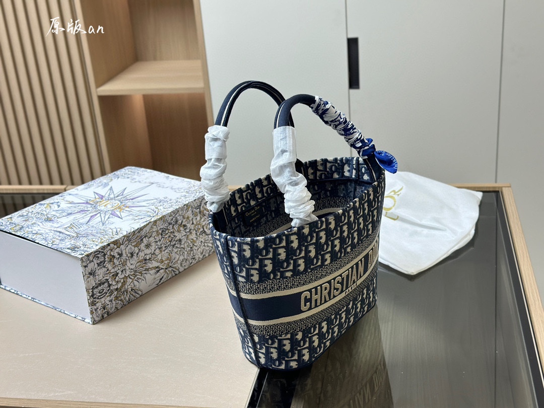 Top-quality original, good-looking size 26.21cm, the most fashionable Dior old cauliflower basket, retro and very exquisite… The sample in the picture is the actual delivery