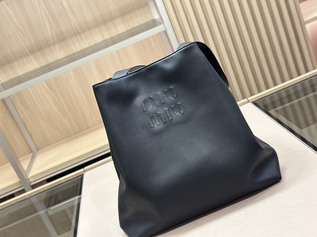The detailed picture of the top version of the original miuniu tote bag is the delivery picture