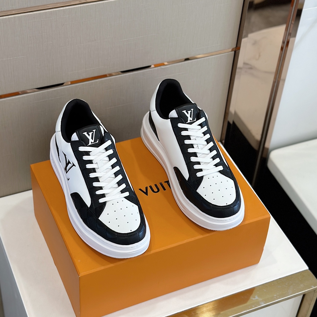 L’s BevetyHils men’s sneakers are made of soft cow leather to accentuate the checkered pattern, and the brand logo on the side expresses the new ideas of the season. The premium surface is paired with a thick yet lightweight rubber outsole embossed with the Louis logo.